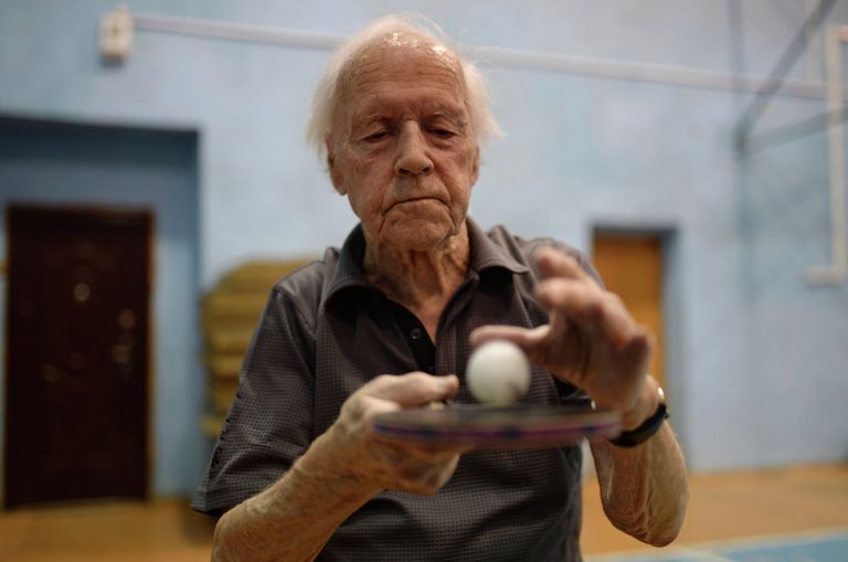 101-летний спортсмен Александр Каптаренко готовится к Эстафете Олимпийского огня 101-летний спортсмен Александр Каптаренко готовится к Эстафете Олимпийского огня