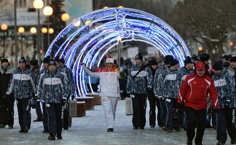 Спортивный журналист Борис Мишатин (в центре) во время эстафеты олимпийского огня в Тюмени Спортивный журналист Борис Мишатин (в центре) во время эстафеты олимпийского огня в Тюмени