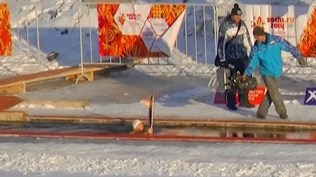 Сноубордисты, альпинисты и "моржи" пронесли огонь ОИ-2014 по Тюмени