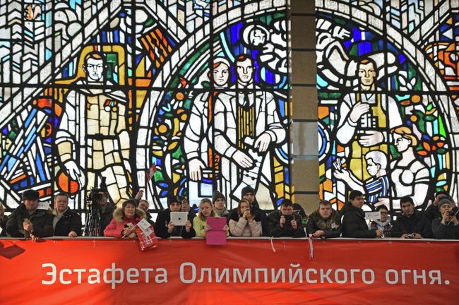 Зрители во время эстафеты Олимпийского огня в Челябинске.