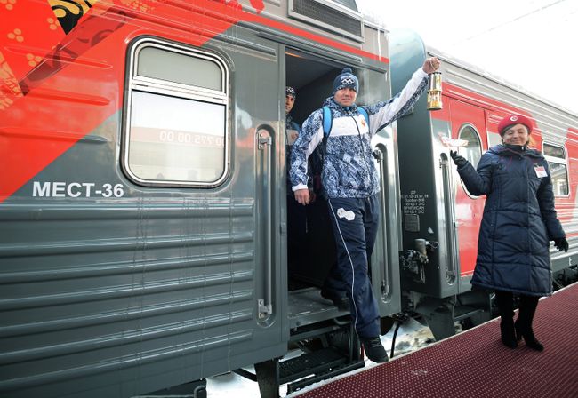Хранитель огня во время эстафеты олимпийского огня в Челябинске