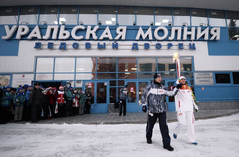 Факелоносец Данил Кучин во время эстафеты олимпийского огня в Челябинске Факелоносец Данил Кучин во время эстафеты олимпийского огня в Челябинске