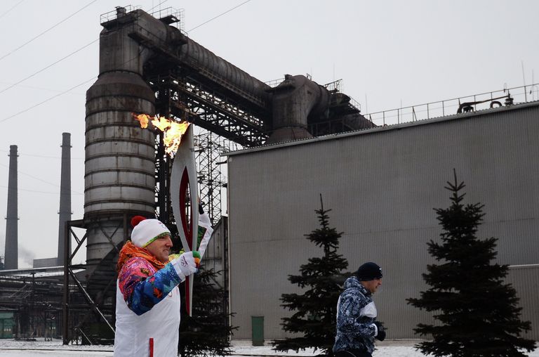 Чемпион мира по дзюдо среди ветеранов, чемпион мира по самбо Юрий Иванов во время эстафеты олимпийского огня в Магнитогорске Чемпион мира по дзюдо среди ветеранов, чемпион мира по самбо Юрий Иванов во время эстафеты олимпийского огня в Магнитогорске
