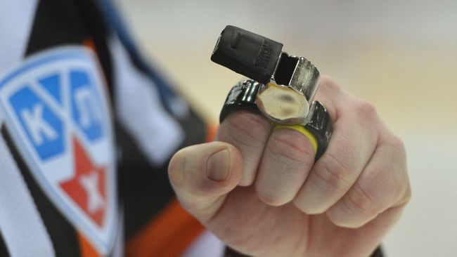 Судья в матче регулярного чемпионата Континентальной хоккейной лиги