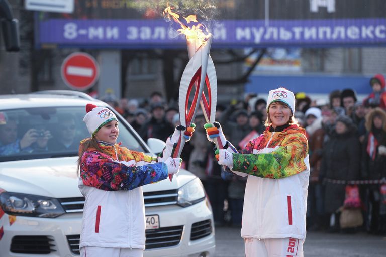 Чемпионка Олимпийских игр в Атланте, серебряный призер Игр в Барселоне, двукратная чемпионка мира по спортивной ходьбе Елена Николаева (справа) и факелоносец Ольга Баландина Чемпионка Олимпийских игр в Атланте, серебряный призер Игр в Барселоне, двукратная чемпионка мира по спортивной ходьбе Елена Николаева (справа) и факелоносец Ольга Баландина