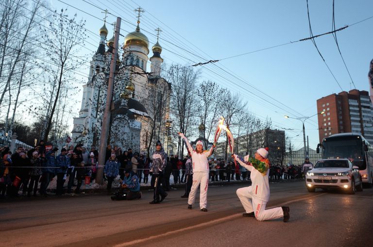 Факелоносцы Юлия Матвеева и Данис Хуснутдинов во время эстафеты олимпийского огня в Чебоксарах Факелоносцы Юлия Матвеева и Данис Хуснутдинов во время эстафеты олимпийского огня в Чебоксарах