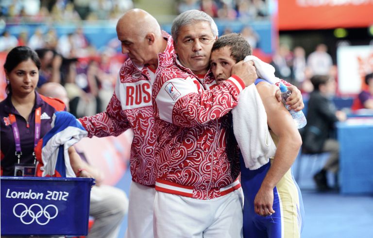 Россиянин Бесик Кудухов (справа)
