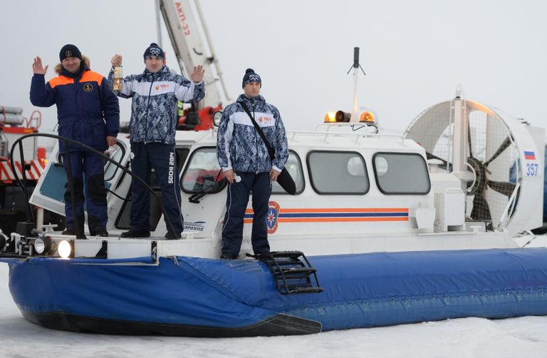 Хранители огня на судне на воздушной подушке во время эстафеты олимпийского огня в Казани Хранители огня на судне на воздушной подушке во время эстафеты олимпийского огня в Казани