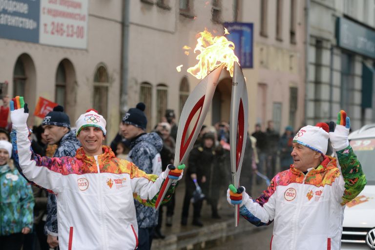 Двукратный олимпийский чемпион по биатлону Николай Круглов (справа) и сотрудник предприятия Группа ГАЗ Василий Ерушов Двукратный олимпийский чемпион по биатлону Николай Круглов (справа) и сотрудник предприятия Группа ГАЗ Василий Ерушов