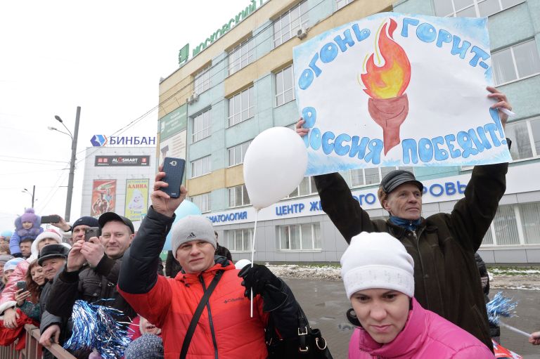Жители Нижнего Новгорода наблюдают за эстафетой олимпийского огня на проспекте Ленина Жители Нижнего Новгорода наблюдают за эстафетой олимпийского огня на проспекте Ленина