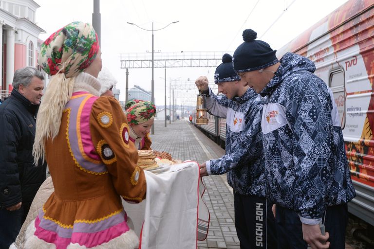 Мэр Саранска Петр Тултаев (слева на втором плане) встречает хранителей олимпийского огня на железнодорожном вокзале в Саранске Мэр Саранска Петр Тултаев (слева на втором плане) встречает хранителей олимпийского огня на железнодорожном вокзале в Саранске