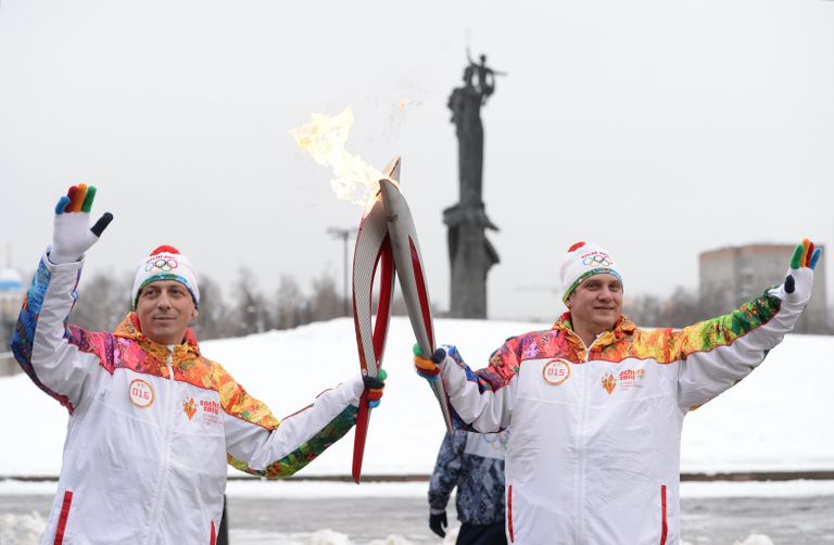 Факелоносцы Роман Липатов и Сергей Гельцер (справа) Факелоносцы Роман Липатов и Сергей Гельцер (справа)
