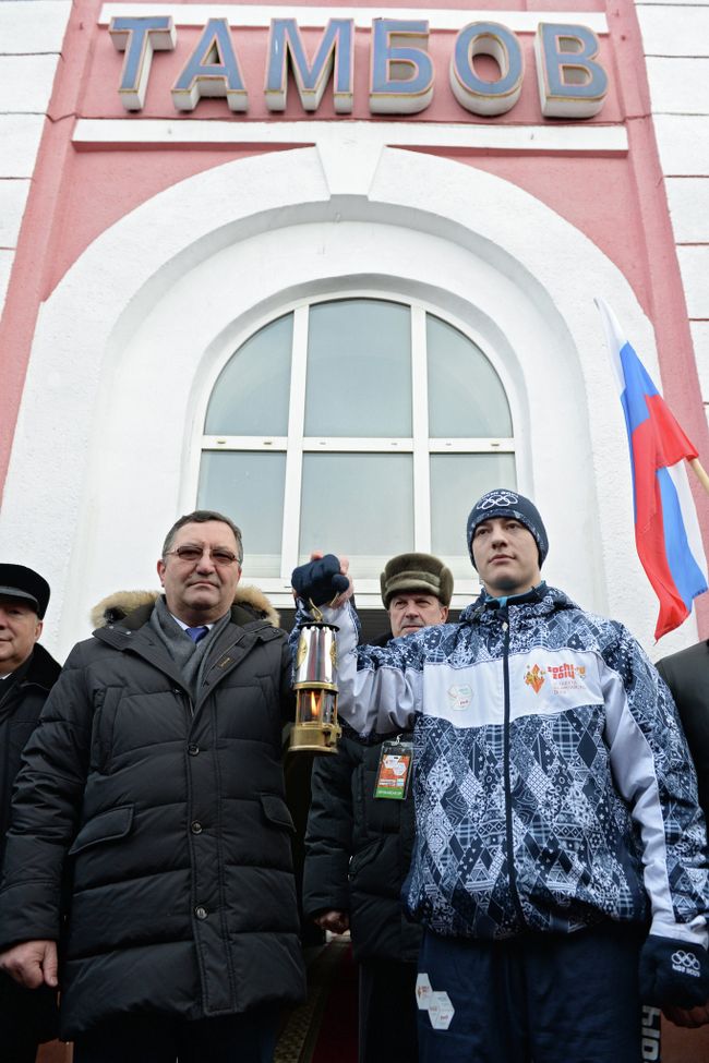 Олег Бетин (слева) во время встречи Олимпийского огня