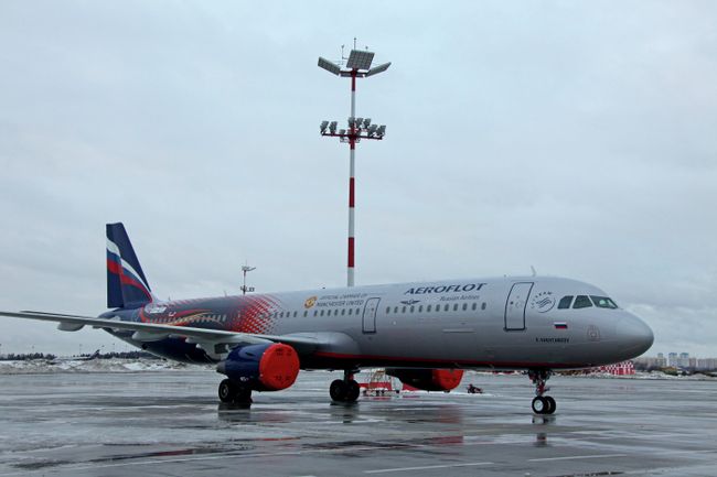 Airbus A321 компании Аэрофлот с символикой Манчестер Юнайтед