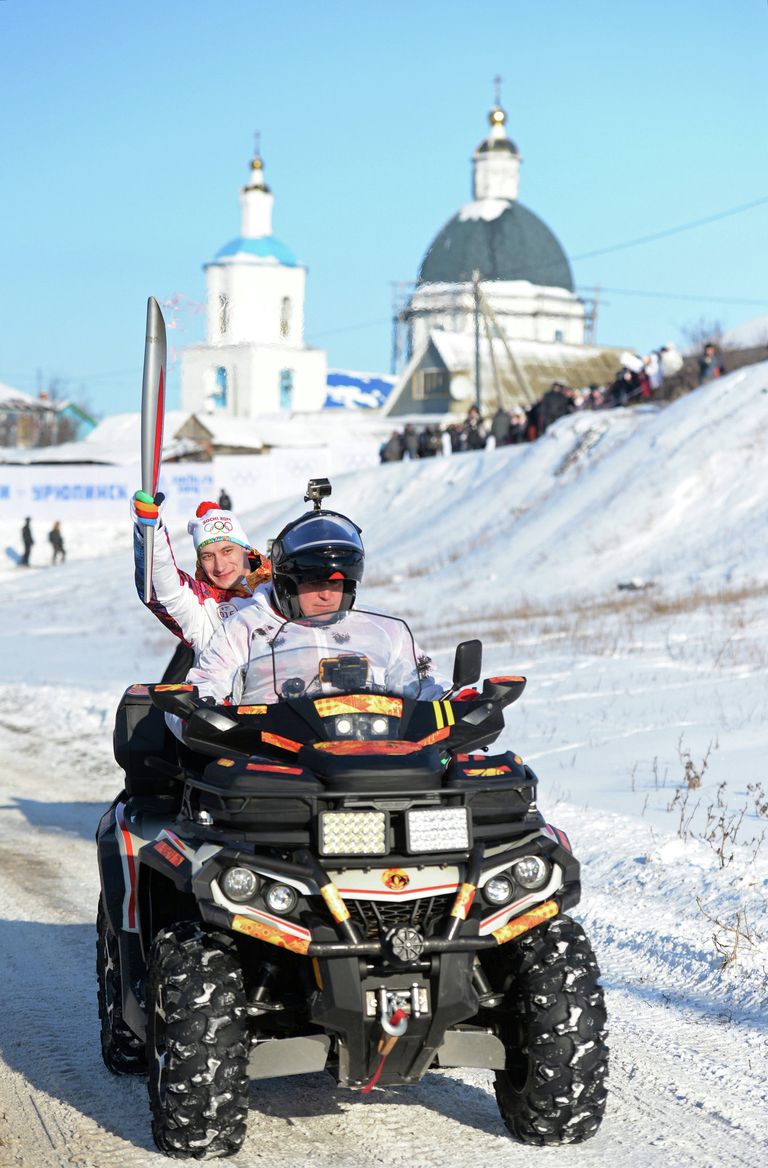 Спортсмен-паралимпиец по пауэрлифтингу Евгений Смирнов (слева) на квадроцикле во время эстафеты олимпийского огня в Урюпинске Спортсмен-паралимпиец по пауэрлифтингу Евгений Смирнов (слева) на квадроцикле во время эстафеты олимпийского огня в Урюпинске