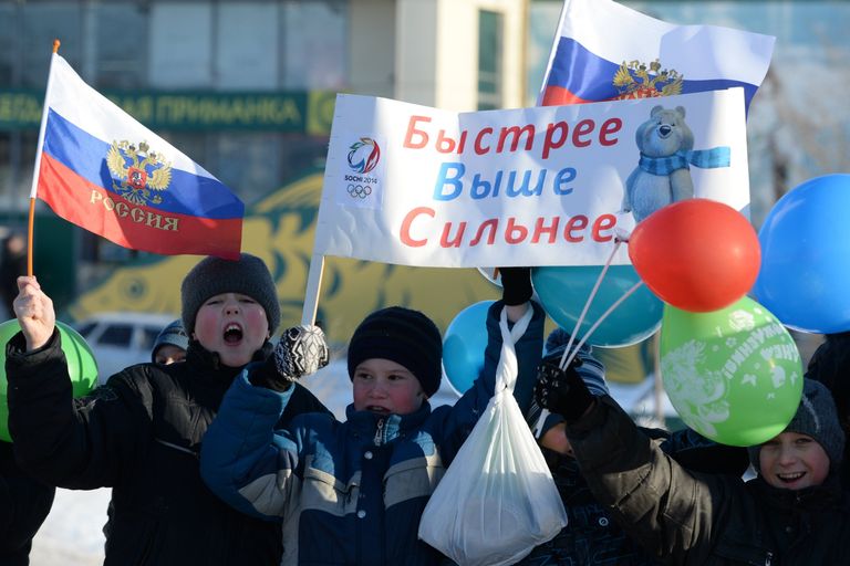 Зрители во время эстафеты олимпийского огня в Волгограде Зрители во время эстафеты олимпийского огня в Волгограде
