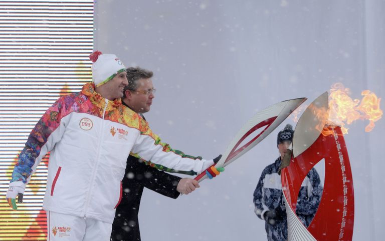Олимпийский чемпион 2000 года по гандболу, чемпион Европы и мира Игорь Лавров (слева) и временно исполняющий обязанности губернатора Ставропольского края Владимир Владимиров зажигают городскую чашу олимпийского огня на площади Ленина в Ставрополе Олимпийский чемпион 2000 года по гандболу, чемпион Европы и мира Игорь Лавров (слева) и временно исполняющий обязанности губернатора Ставропольского края Владимир Владимиров зажигают городскую чашу олимпийского огня на площади Ленина в Ставрополе