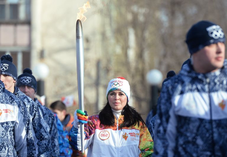 Актриса Анастасия Заворотнюк во время эстафеты олимпийского огня в Астрахани Актриса Анастасия Заворотнюк во время эстафеты олимпийского огня в Астрахани