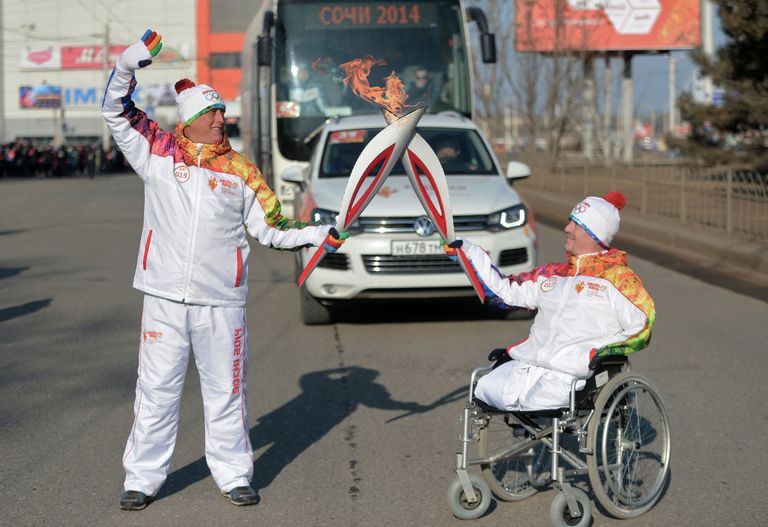 Руслан Кириллов (справа) и факелоносец Фернандо Руэда Суарес Руслан Кириллов (справа) и факелоносец Фернандо Руэда Суарес