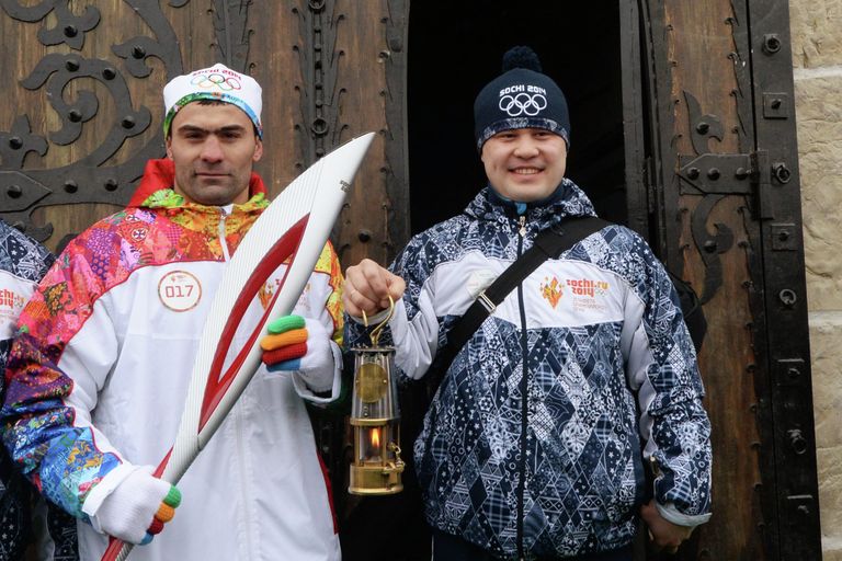 Олимпийский чемпион по боксу, серебряный призер Чемпионата мира Рахим Чахкиев (слева) во время эстафеты олимпийского огня в Магасе Олимпийский чемпион по боксу, серебряный призер Чемпионата мира Рахим Чахкиев (слева) во время эстафеты олимпийского огня в Магасе