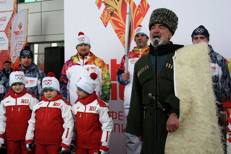 Рамзан Кадыров (второй слева) и Бувайсар Сатиев (третий справа) Рамзан Кадыров (второй слева) и Бувайсар Сатиев (третий справа)