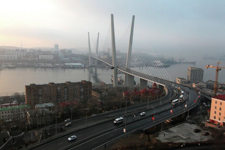 Эстафета олимпийского огня по Золотому мосту через бухту Золотой Рог во Владивостоке Эстафета олимпийского огня по Золотому мосту через бухту Золотой Рог во Владивостоке
