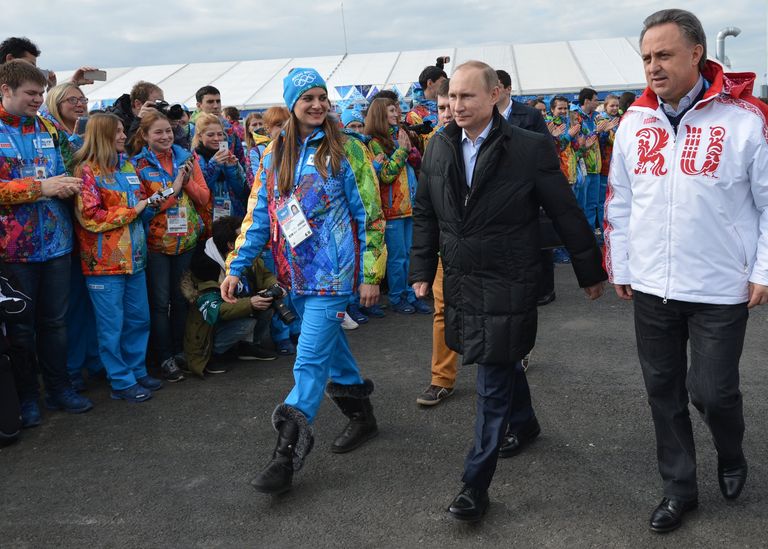 Владимир Путин (в центре), Елена Исинбаева и Виталий Мутко Владимир Путин (в центре), Елена Исинбаева и Виталий Мутко