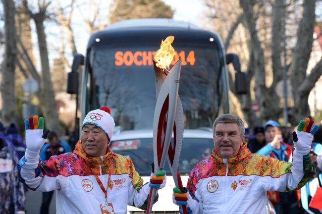 Пан Ги Мун (слева) и Томас Бах