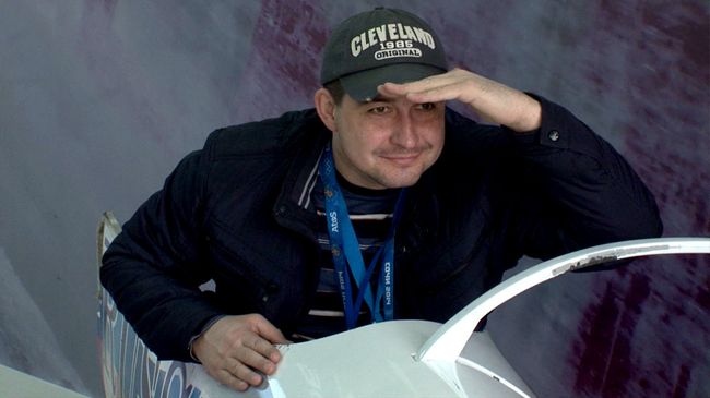 Болельщики Игр в Сочи сели в боб Зубкова и подержали швабру для керлинга Болельщики Игр в Сочи сели в боб Зубкова и подержали швабру для керлинга