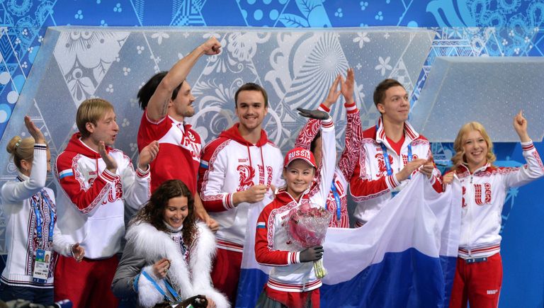 Российская фигуристка Юлия Липницкая (в центре) Российская фигуристка Юлия Липницкая (в центре)