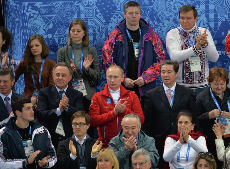 Президент России Владимир Путин во время посещения соревнований по фигурному катанию на XXII зимних Олимпийских играх в Сочи Президент России Владимир Путин во время посещения соревнований по фигурному катанию на XXII зимних Олимпийских играх в Сочи