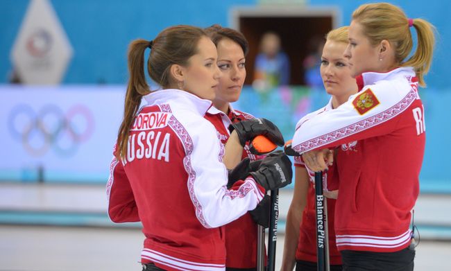 Женская сборная России по керлингу: Анна Сидорова, Екатерина Галкина, Александра Саитова и Маргарита Фомина (слева направо)