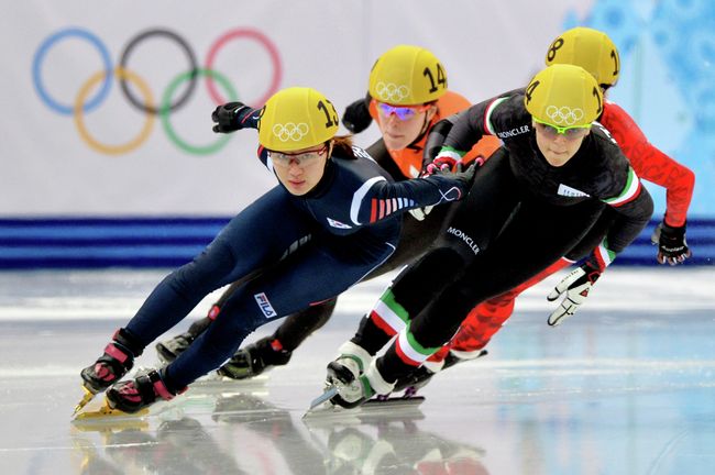 Шорт-трекистки Пак Сын Хи (Южная Корея) и Арианна Фонтана (Италия) в полуфинальном забеге на 500 метров Шорт-трекистки Пак Сын Хи (Южная Корея) и Арианна Фонтана (Италия) в полуфинальном забеге на 500 метров