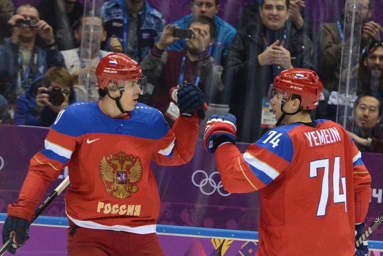 Хоккеисты сборной России Евгений Малкин и Алексей Емелин радуются забитому голу Хоккеисты сборной России Евгений Малкин и Алексей Емелин радуются забитому голу