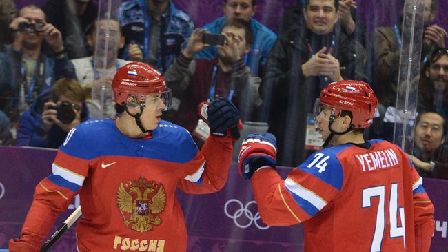 Хоккеисты сборной России Евгений Малкин и Алексей Емелин радуются забитому голу