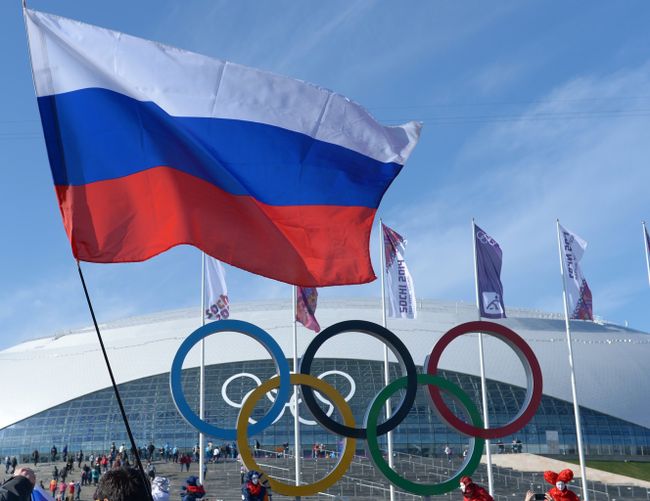 Болельщики с российским флагом в Олимпийском парке Сочи Болельщики с российским флагом в Олимпийском парке Сочи