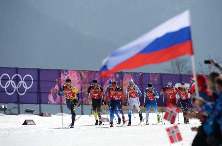 Спортсмены на дистанции эстафеты в соревнованиях по лыжным гонкам среди мужчин на XXII зимних Олимпийских играх в Сочи Спортсмены на дистанции эстафеты в соревнованиях по лыжным гонкам среди мужчин на XXII зимних Олимпийских играх в Сочи