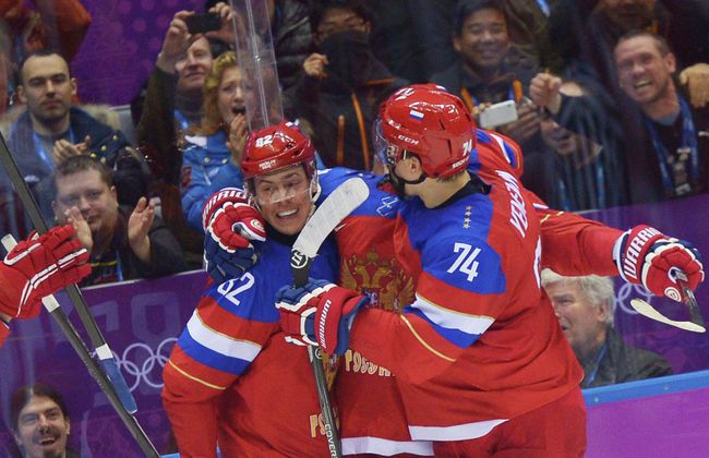 Хоккеисты сборной России Евгений Медведев, Илья Ковальчук и Алексей Емелин радуются заброшенной шайбе в ворота норвежской сборной Хоккеисты сборной России Евгений Медведев, Илья Ковальчук и Алексей Емелин радуются заброшенной шайбе в ворота норвежской сборной