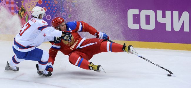 Защитник норвежской сборной Александр Бонсаксен и российский форвард Александр Овечкин Защитник норвежской сборной Александр Бонсаксен и российский форвард Александр Овечкин