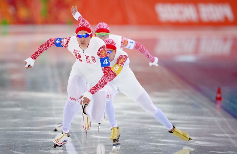 Спортсмены сборной России на дистанции в финале командной гонки преследования на соревнованиях по конькобежному спорту среди мужчин Спортсмены сборной России на дистанции в финале командной гонки преследования на соревнованиях по конькобежному спорту среди мужчин