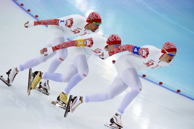 Спортсмены сборной России Александр Румянцев, Алексей Есин, Денис Юсков на дистанции