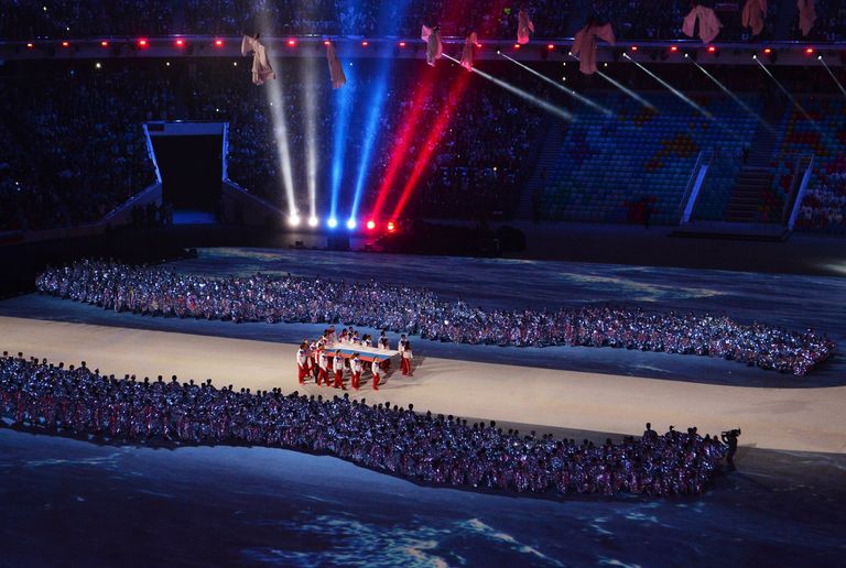 Вынос российского флага во время церемонии закрытия Вынос российского флага во время церемонии закрытия
