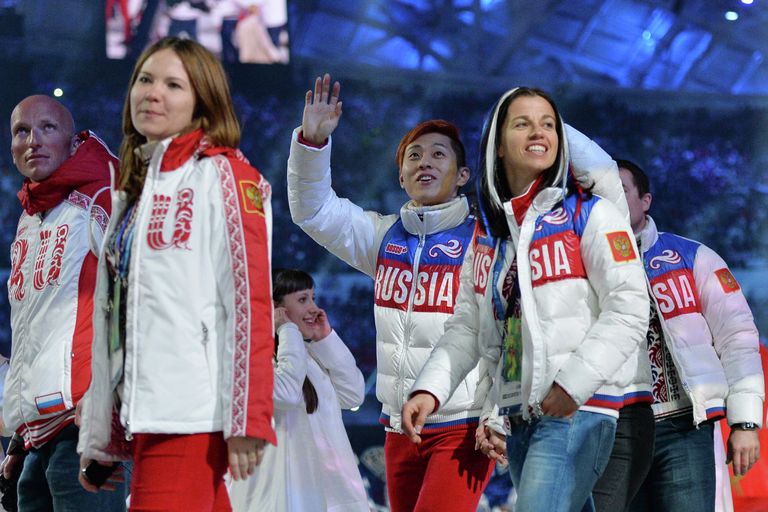 Представители России во время парада атлетов на церемонии закрытия Представители России во время парада атлетов на церемонии закрытия