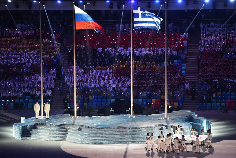 Вынос Олимпийского флага на церемонии закрытия Вынос Олимпийского флага на церемонии закрытия