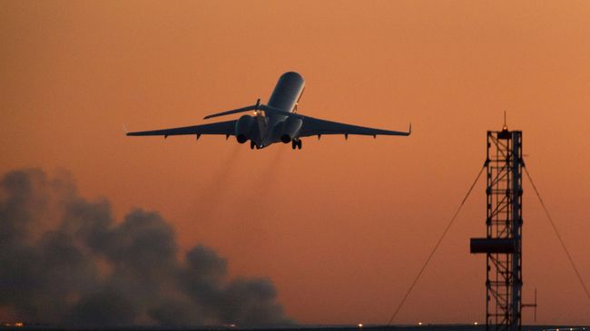Самолет взлетает с ВПП Самолет взлетает с ВПП