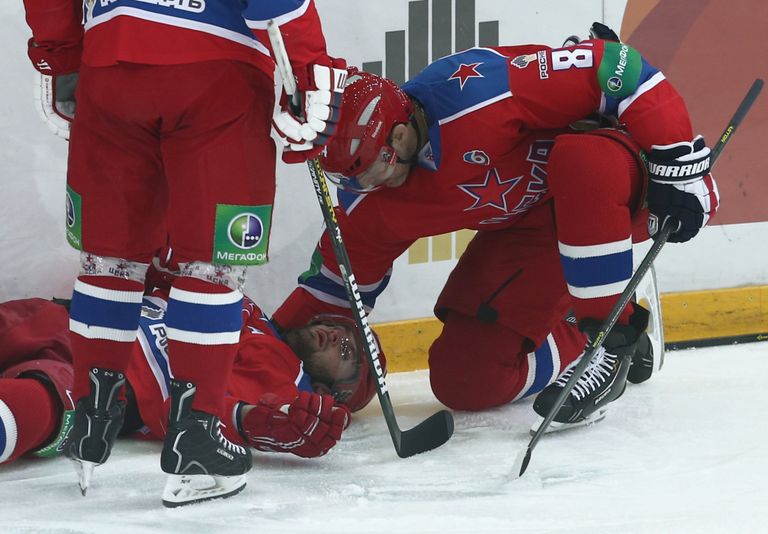 Форвард ЦСКА Александр Радулов (слева) и Александр Фролов Форвард ЦСКА Александр Радулов (слева) и Александр Фролов