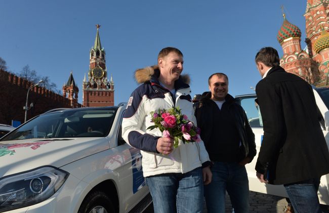 Российский бобслеист Александр Зубков во время церемонии вручения автомобилей призерам Олимпийских игр в Сочи Российский бобслеист Александр Зубков во время церемонии вручения автомобилей призерам Олимпийских игр в Сочи