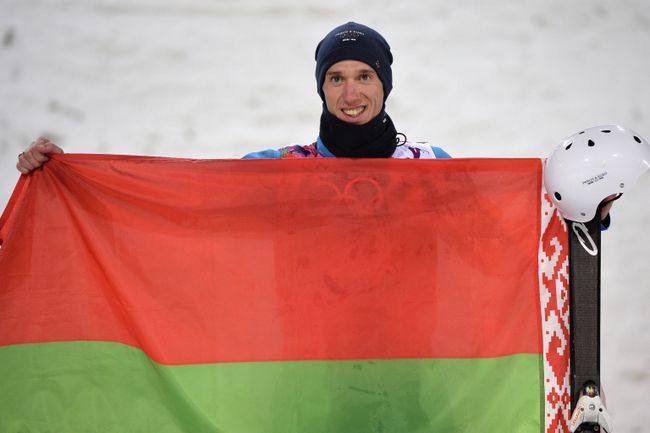 Антон Кушнир (Белоруссия), завоевавший золотую медаль в лыжной акробатике во время соревнований по фристайлу Антон Кушнир (Белоруссия), завоевавший золотую медаль в лыжной акробатике во время соревнований по фристайлу