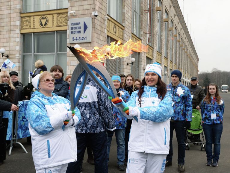 Генеральный директор центра Преодоление Любовь Кезина (слева) и актриса Эвелина Бледанс во время эстафеты паралимпийского огня в Москве