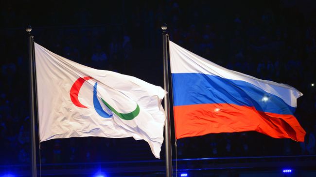 Паралимпийский флаг и национальный флаг России Паралимпийский флаг и национальный флаг России